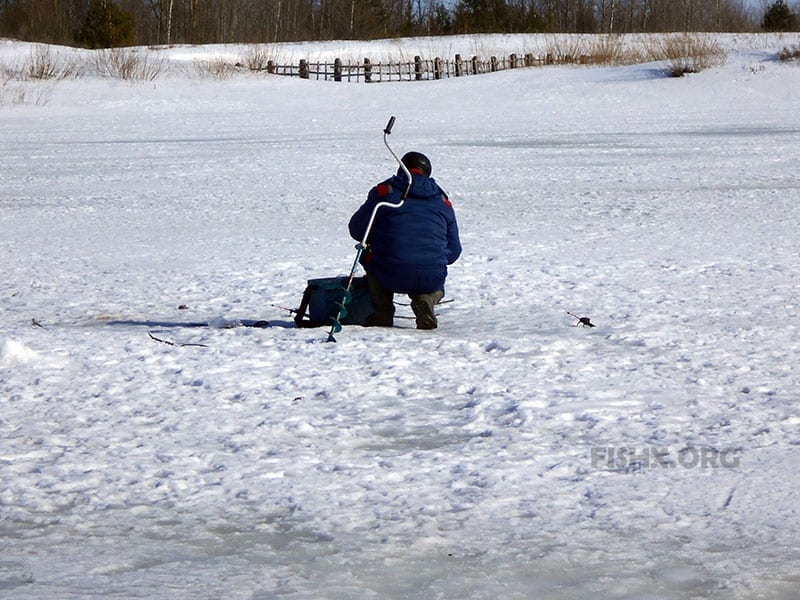 Рыбак на крайнем льду