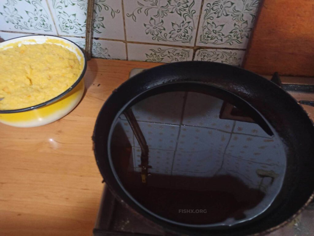 Сковорода с маслом для жарки гороха