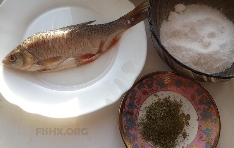 Ингредиенты для рыбы в соляном панцире